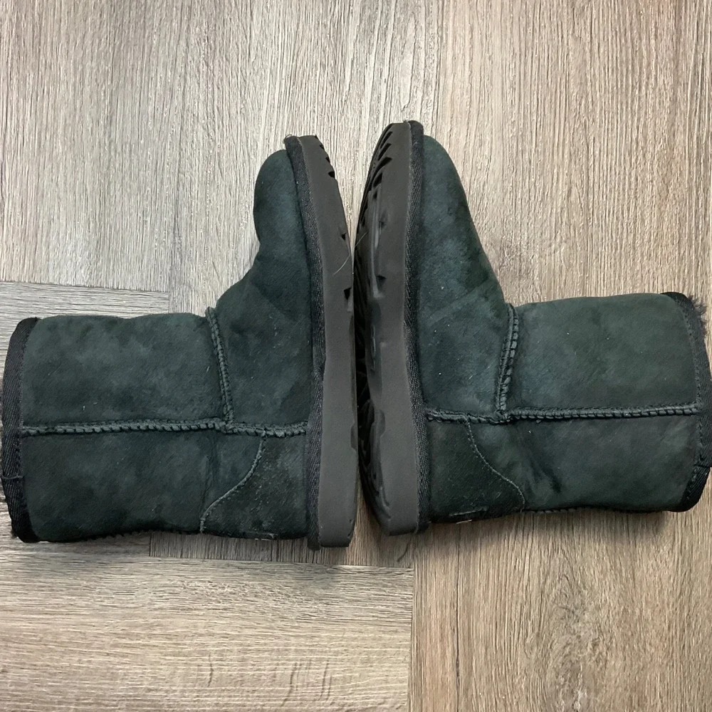 UGG Boots Sheepskin Suede Kids 11 Black Unisex Sporty Comfy Winter Ski Boho Chic